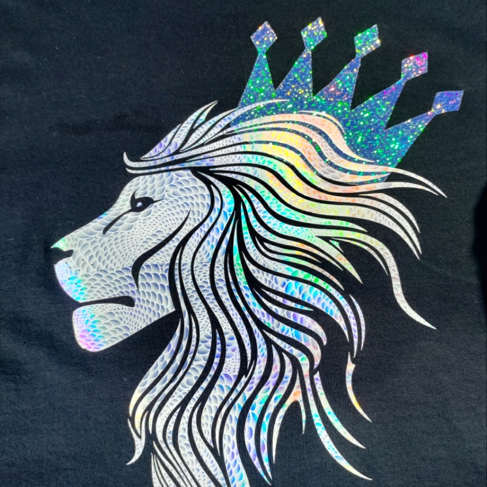 📸 Holographic Crowned Lion T-shirt - Picture 1 of 17